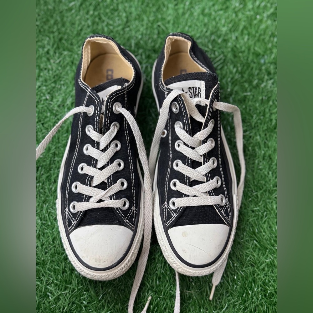 Converse Unisex Black and White Canvas Sneakers Size M-5 W-7‎